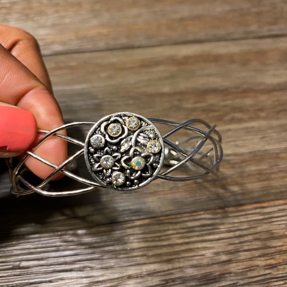 Eye-catching White kaleidoscopic patterned Cabochon silver plated bracelet - Picture 3 of 4
